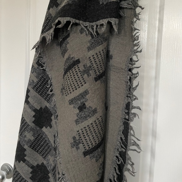 Aritzia (Wilfred Free) Scarf - Picture 2 of 2